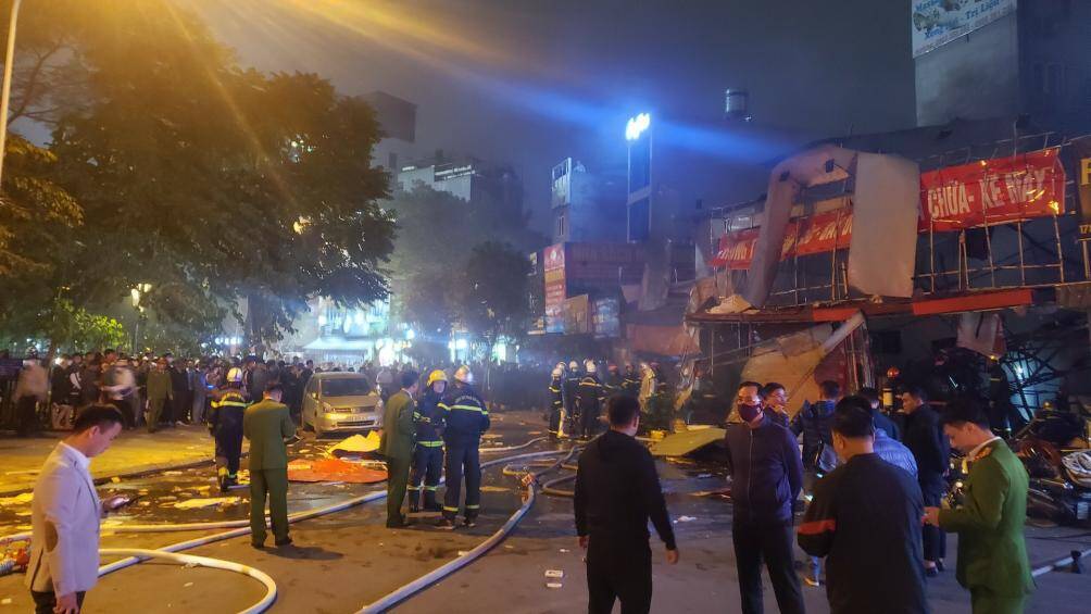 Khoảng 20h c&ugrave;ng ng&agrave;y, ngọn lửa cơ bản được khống chế.