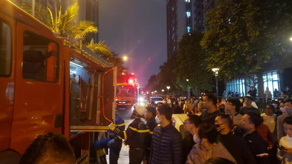 Khoảng 20h30, lực lượng PCCC&CHCN đ&atilde; rời khỏi hiện trường, chỉ c&ograve;n lực lượng c&ocirc;ng an đang khẩn trương l&agrave;m c&ocirc;ng t&aacute;c điều tra vụ việc.