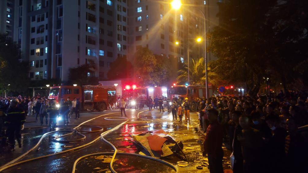 C&ocirc;ng an cũng tiến h&agrave;nh đặt h&agrave;ng r&agrave;o, kh&ocirc;ng để người d&acirc;n v&agrave;o khu vực nguy hiểm.