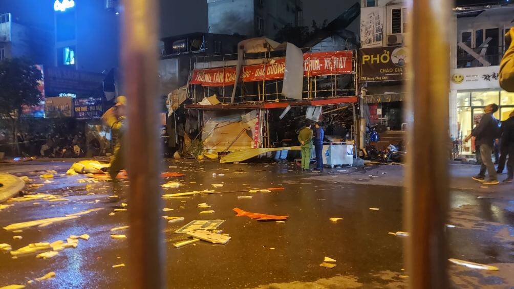 Theo người d&acirc;n, thời điểm cửa h&agrave;ng xe m&aacute;y ở cạnh số 178 Ho&agrave;ng C&ocirc;ng Chất xảy ra ch&aacute;y, nổ th&igrave; cả khu vực bị rung chấn như động đất, ngọn lửa nhanh ch&oacute;ng bao tr&ugrave;m c&ugrave;ng m&ugrave;i kh&eacute;t rất kh&oacute; chịu.