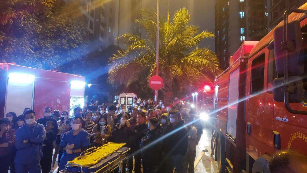 H&agrave;ng chục cảnh s&aacute;t c&ugrave;ng chiến sĩ PCCC v&agrave; nhiều xe chữa ch&aacute;y được điều động đến hiện trường. Ngo&agrave;i ra, những nh&acirc;n vi&ecirc;n y tế cũng sẵn s&agrave;ng đưa người bị nạn đi cấp cứu.