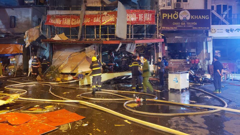 Khoảng 19h ng&agrave;y 27/12, tại cửa h&agrave;ng xe m&aacute;y tr&ecirc;n phố Ho&agrave;ng C&ocirc;ng Chất, phường Ph&uacute; Diễn, quận Bắc Từ Li&ecirc;m (H&agrave; Nội) đ&atilde; xảy ra vụ ch&aacute;y, nổ.