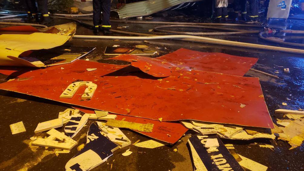 Những mảnh vỡ từ b&ecirc;n trong cửa h&agrave;ng bắn ra ngo&agrave;i sau vụ ch&aacute;y, nổ.