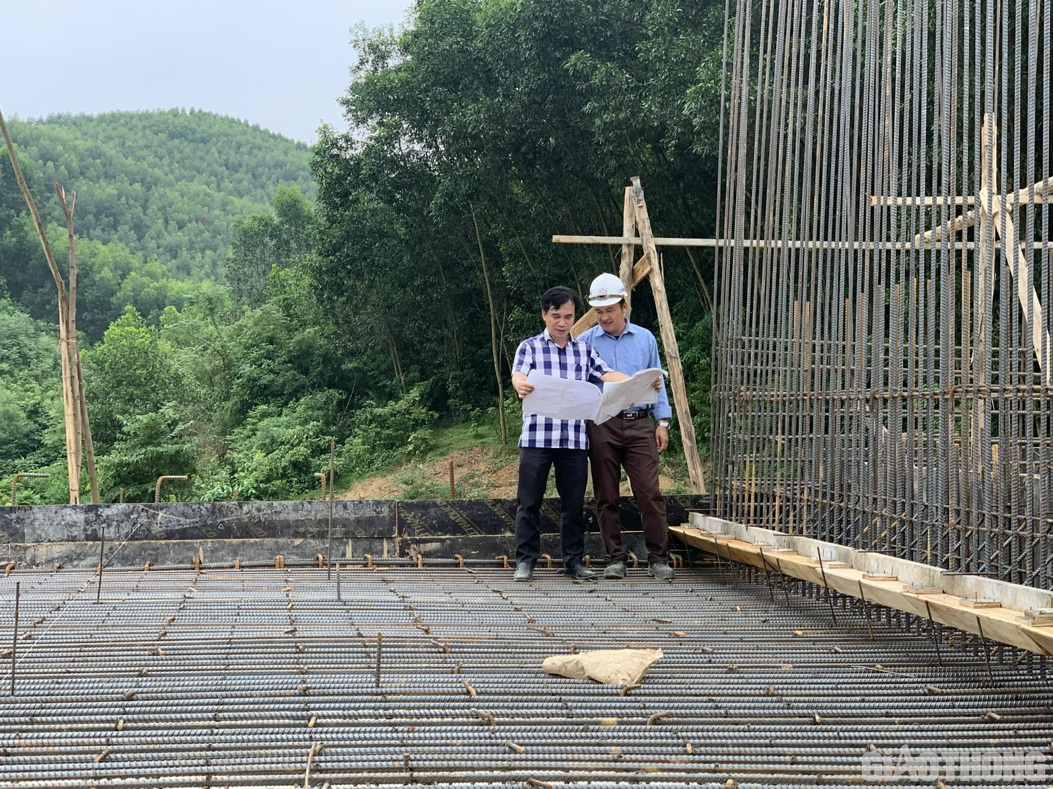 Kỹ sư Nguyễn Thanh Hải, 47 tuổi C&ocirc;ng ty TNHH Hiệp Ph&uacute;, kiểm tra s&agrave;n cốt th&eacute;p x&acirc;y dựng cầu chui d&acirc;n sinh tr&ecirc;n
tuyến cao tốc Tuy&ecirc;n Quang - Ph&uacute; Thọ.