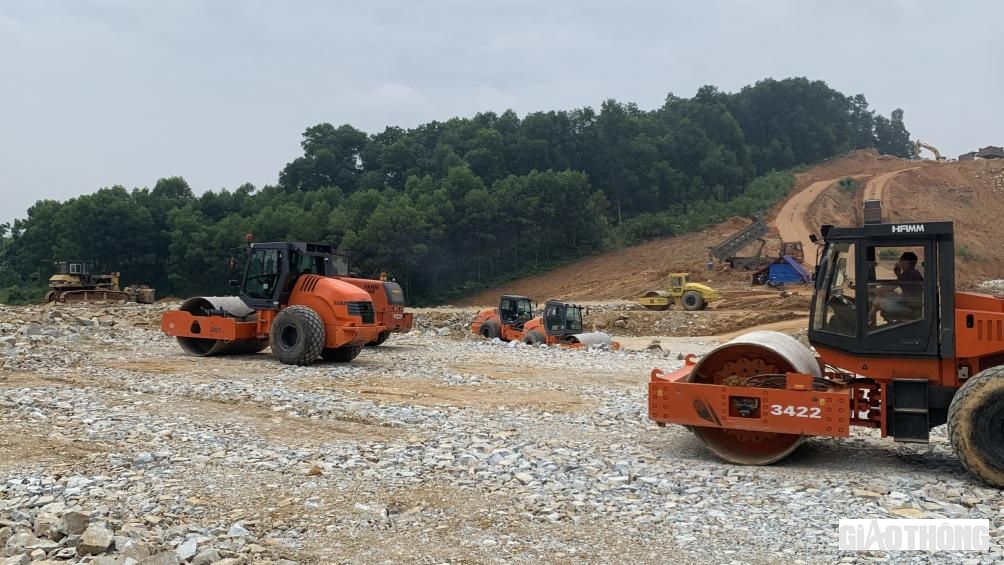 Sau khi mặt đường ổn định nh&agrave; thầu triển khai dải đ&aacute; base.