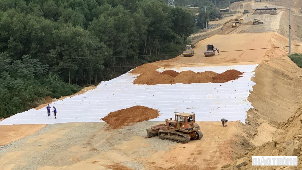 Mặt nền đường được nh&agrave; thầu C&ocirc;ng ty TNHH Hiệp Ph&uacute; đẩy nhanh tiến độ tr&ecirc;n tuyến cao tốc Tuy&ecirc;n Quang - Ph&uacute; Thọ.