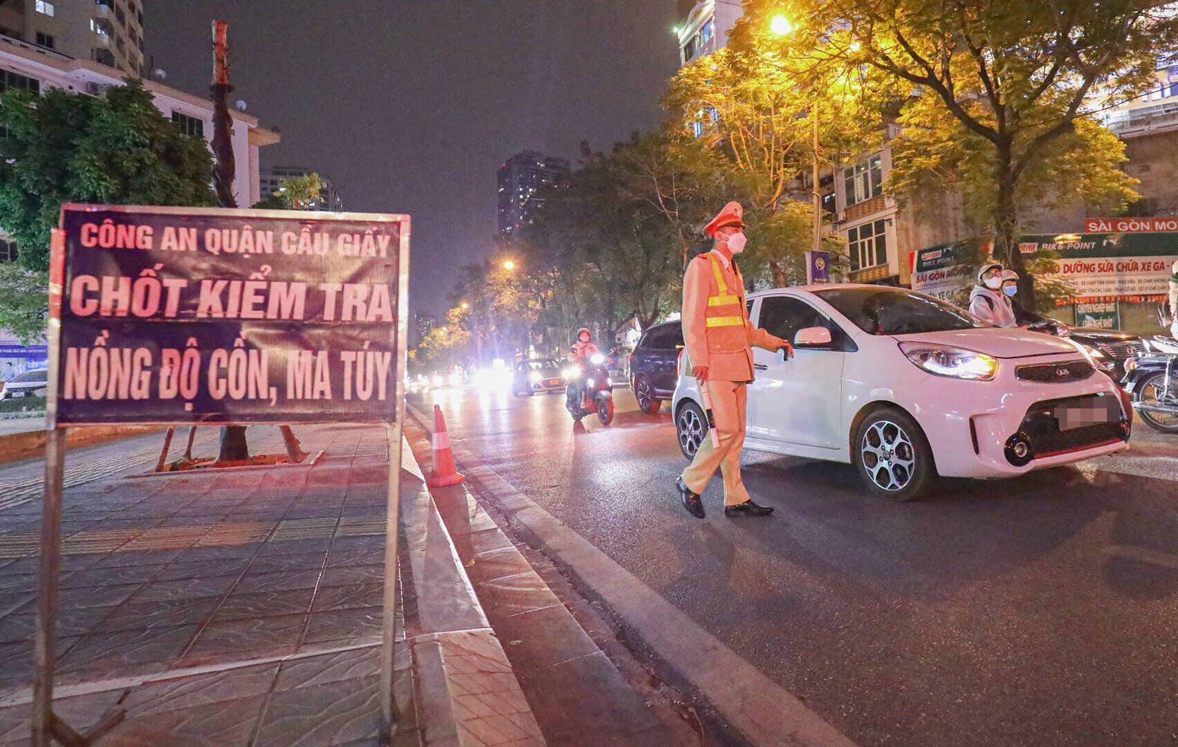 Đ&ecirc;m 27/12, theo ch&acirc;n Tổ c&ocirc;ng t&aacute;c của Đội CSGT C&ocirc;ng an quận Cầu Giấy (TP H&agrave; Nội) thực hiện chuy&ecirc;n đề xử l&yacute; t&agrave;i xế vi phạm nồng độ cồn  tại ng&atilde; ba phố Trần Đăng Ninh v&agrave; phố Nguyễn Phong Sắc, PV B&aacute;o Giao th&ocirc;ng ghi nhận, chỉ trong hơn 1 tiếng, lực lượng đ&atilde; ph&aacute;t hiện rất nhiều vi phạm.