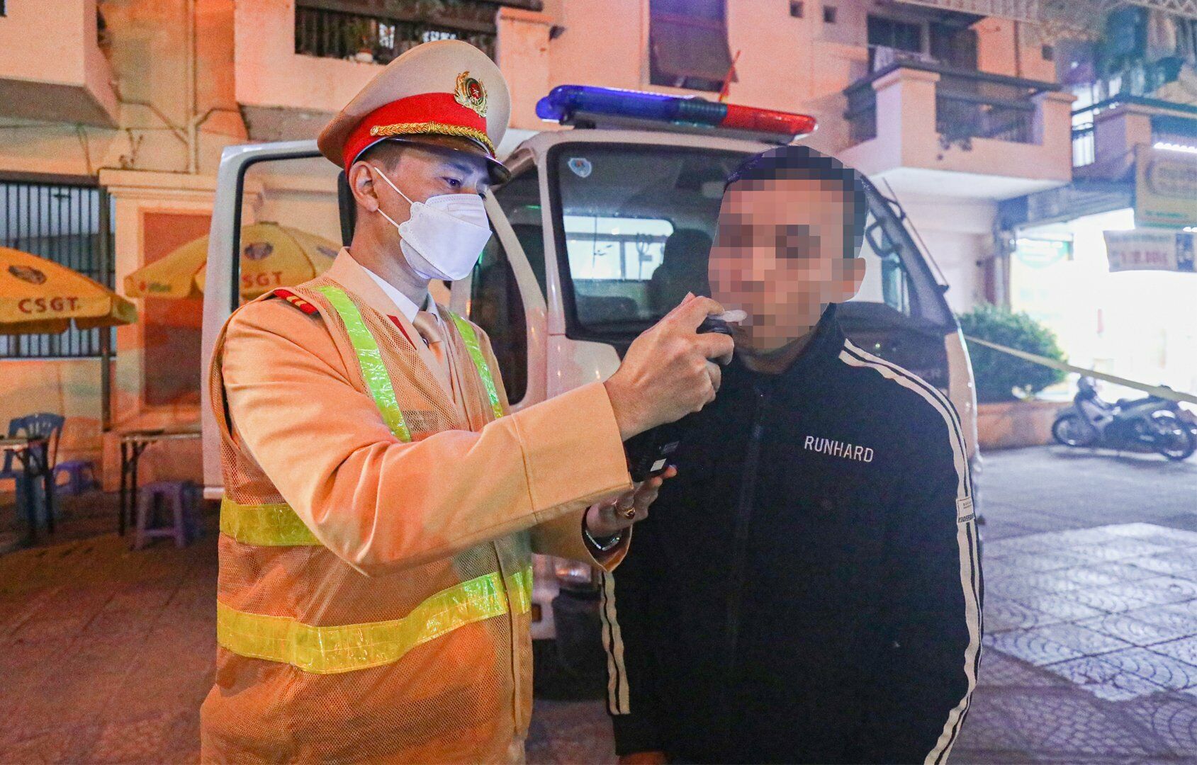 Phải mất rất nhiều thời gian, thuyết phục v&agrave; hướng dẫn thanh ni&ecirc;n n&agrave;y mới thổi đ&uacute;ng c&aacute;ch v&agrave; m&aacute;y đo nồng độ cồn mới nhận diện được.