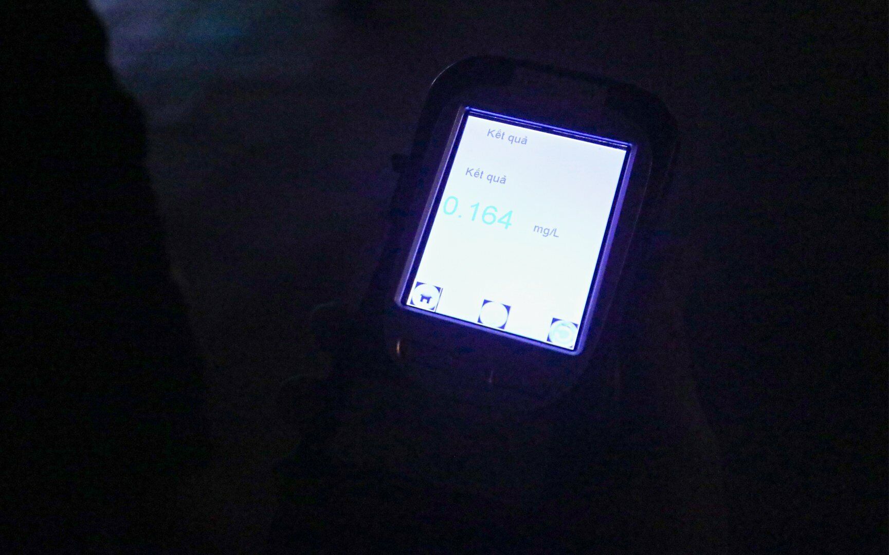 Kết quả đo nồng độ cồn cho thấy, l&aacute;i xe điều khiển xe m&aacute;y biển số 36L1 c&oacute; nồng độ cồn mức 0,164miligam/l&iacute;t kh&iacute; thở.