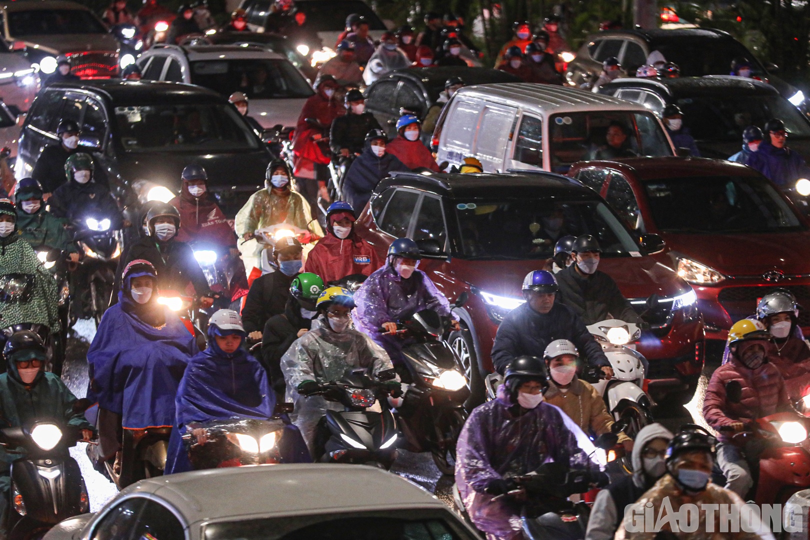 D&ugrave; đang trong thời gian th&iacute; điểm ph&acirc;n l&agrave;n &ocirc; t&ocirc; v&agrave; xe m&aacute;y nhưng c&aacute;c phương tiện vẫn đi theo kiểu "điền v&agrave;o chỗ trống" tr&ecirc;n tuyến đường n&agrave;y.