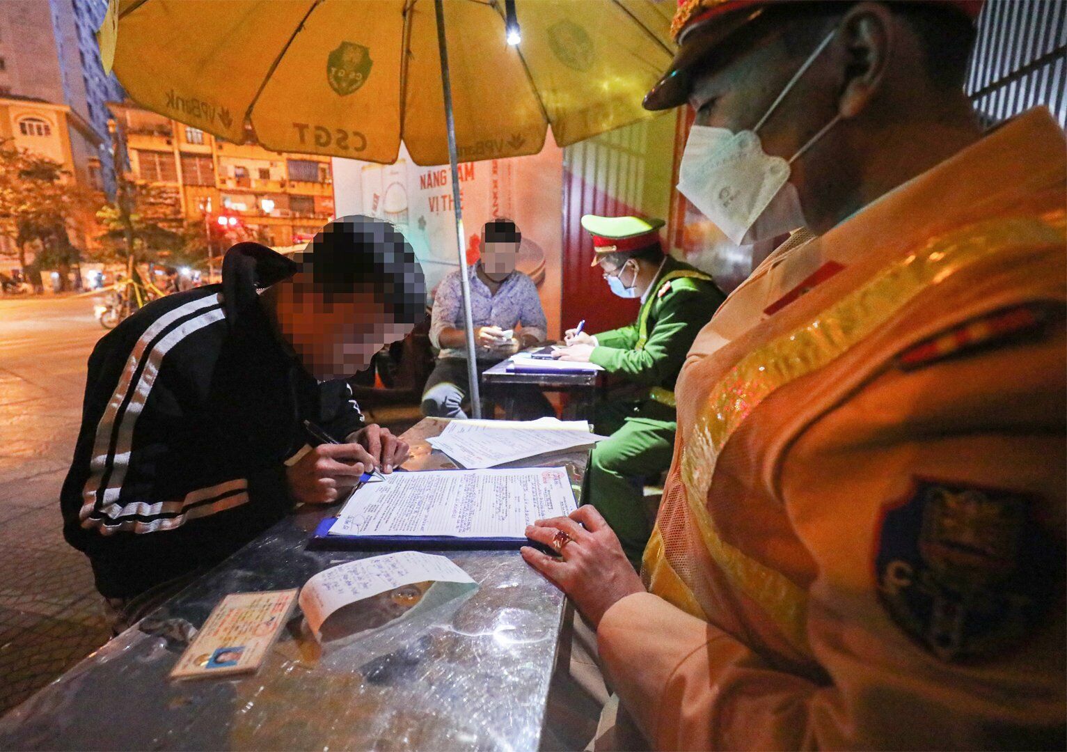 Với mức vi phạm n&agrave;y, l&aacute;i xe sẽ bị phạt tiền từ 2-3 triệu đồng, h&igrave;nh phạt bổ sung l&agrave; bị tước quyền sử dụng Giấy ph&eacute;p l&aacute;i xe từ 10-12 th&aacute;ng, bị giữ phương tiện 7 ng&agrave;y.