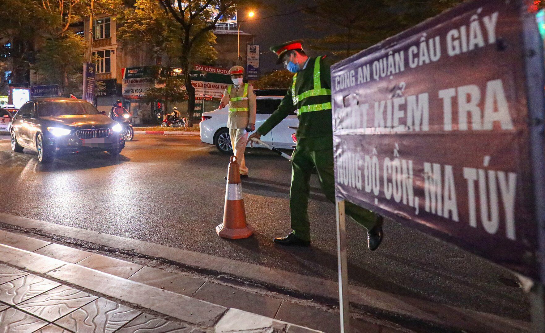 Chỉ hơn 1 giờ đồng hồ đ&ecirc;m 27/12, lực lượng CSGT C&ocirc;ng an quận Cầu Giấy đ&atilde; ph&aacute;t hiện 5 người điều khiển xe m&aacute;y v&agrave; 1 người điều khiển &ocirc; t&ocirc; vi phạm nồng độ cồn ở ng&atilde; ba Trần Đăng Ninh giao với Nguyễn Phong Sắc.