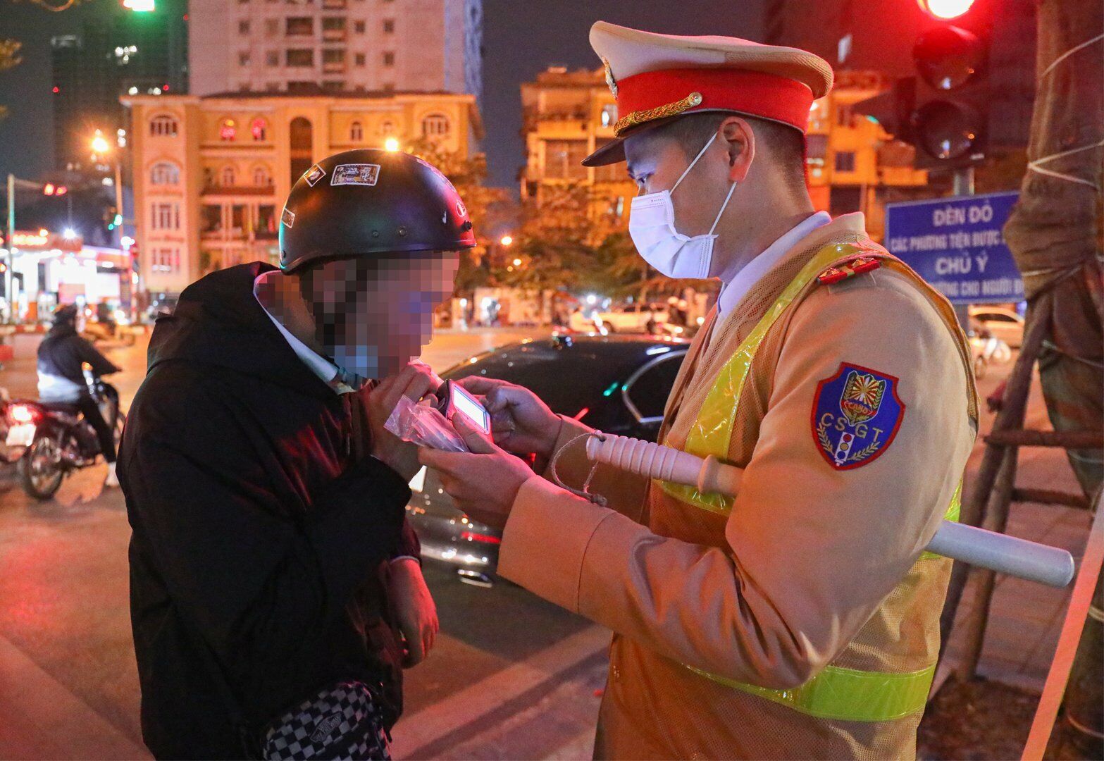 Thiếu t&aacute; C&ocirc;ng Thanh B&igrave;nh, c&aacute;n bộ Đội CSGT, C&ocirc;ng an quận Cầu Giấy cho hay, thực hiện nghi&ecirc;m chỉ đạo của C&ocirc;ng an TP H&agrave; Nội về việc tăng cường xử l&yacute; đối với lỗi vi phạm sử dụng rượu bia khi l&aacute;i xe, Đội CSGT C&ocirc;ng an quận Cầu Giấy thời gian qua đ&atilde; triển khai nhiều biện ph&aacute;p nhằm hướng tới xử l&yacute; triệt để những "ma men" l&aacute;i xe.