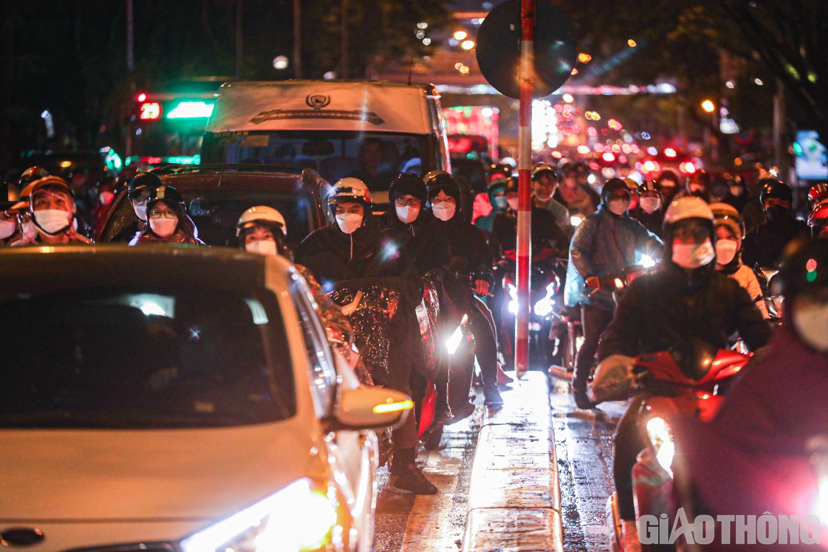 D&ograve;ng phương tiện nối d&agrave;i tr&ecirc;n đường Ho&agrave;ng Minh Gi&aacute;m.