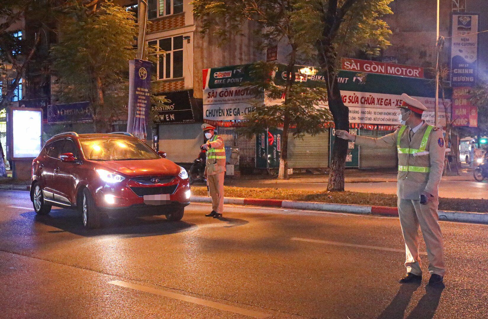 "Ch&uacute;ng t&ocirc;i thường xuy&ecirc;n chuyển địa điểm lập chốt kiểm tra nồng độ cồn v&agrave; ma t&uacute;y tr&ecirc;n những tuyến đường quản l&yacute; để tạo sự bất ngờ, giảm thiểu tối đa hiện tượng n&eacute; tr&aacute;nh địa điểm lập chốt "th&acirc;n quen", nhờ người trợ gi&uacute;p, xin xỏ của những t&agrave;i xế vi phạm nồng độ cồn", Thiếu t&aacute; C&ocirc;ng Thanh B&igrave;nh cho biết.