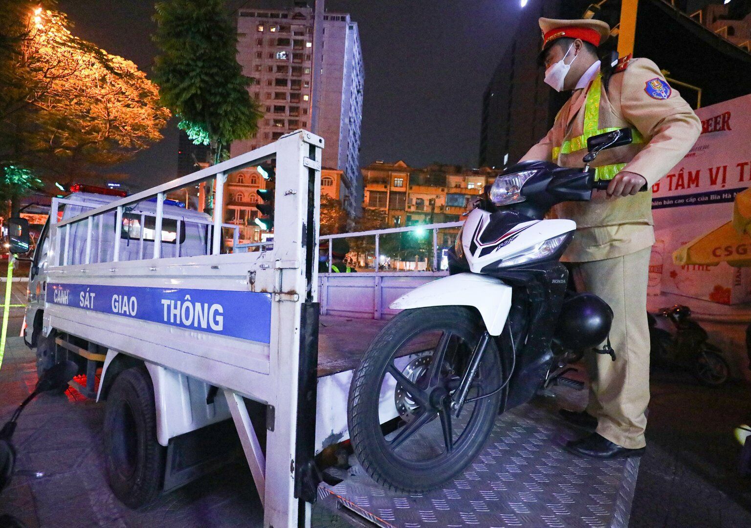 Theo Thiếu t&aacute; B&igrave;nh, với quyết t&acirc;m bảo đảm ổn định t&igrave;nh h&igrave;nh TTATGT, giảm thiểu tối đa những vụ TNGT li&ecirc;n quan trực tiếp đến rượu bia, Đội CSGT C&ocirc;ng an quận Cầu Giấy đ&atilde; v&agrave; đang tiếp tục tăng cường xử l&yacute; nghi&ecirc;m vi phạm l&aacute;i xe sử dụng rượu bia, ki&ecirc;n quyết xử l&yacute; tất cả trường hợp vi phạm, kh&ocirc;ng c&oacute; v&ugrave;ng cấm, kh&ocirc;ng c&oacute; ngoại lệ.