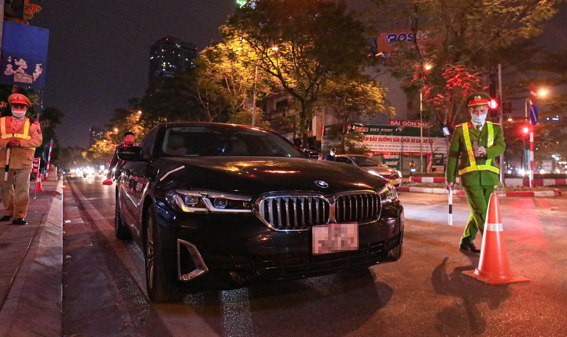 Điển h&igrave;nh, khoảng 22h c&ugrave;ng ng&agrave;y, nhận thấy c&oacute; dấu hiệu khả nghi, Tổ c&ocirc;ng t&aacute;c đ&atilde; ra t&iacute;n hiệu dừng xe &ocirc; t&ocirc; BMW, mang BKS c&oacute; đầu số 30H.