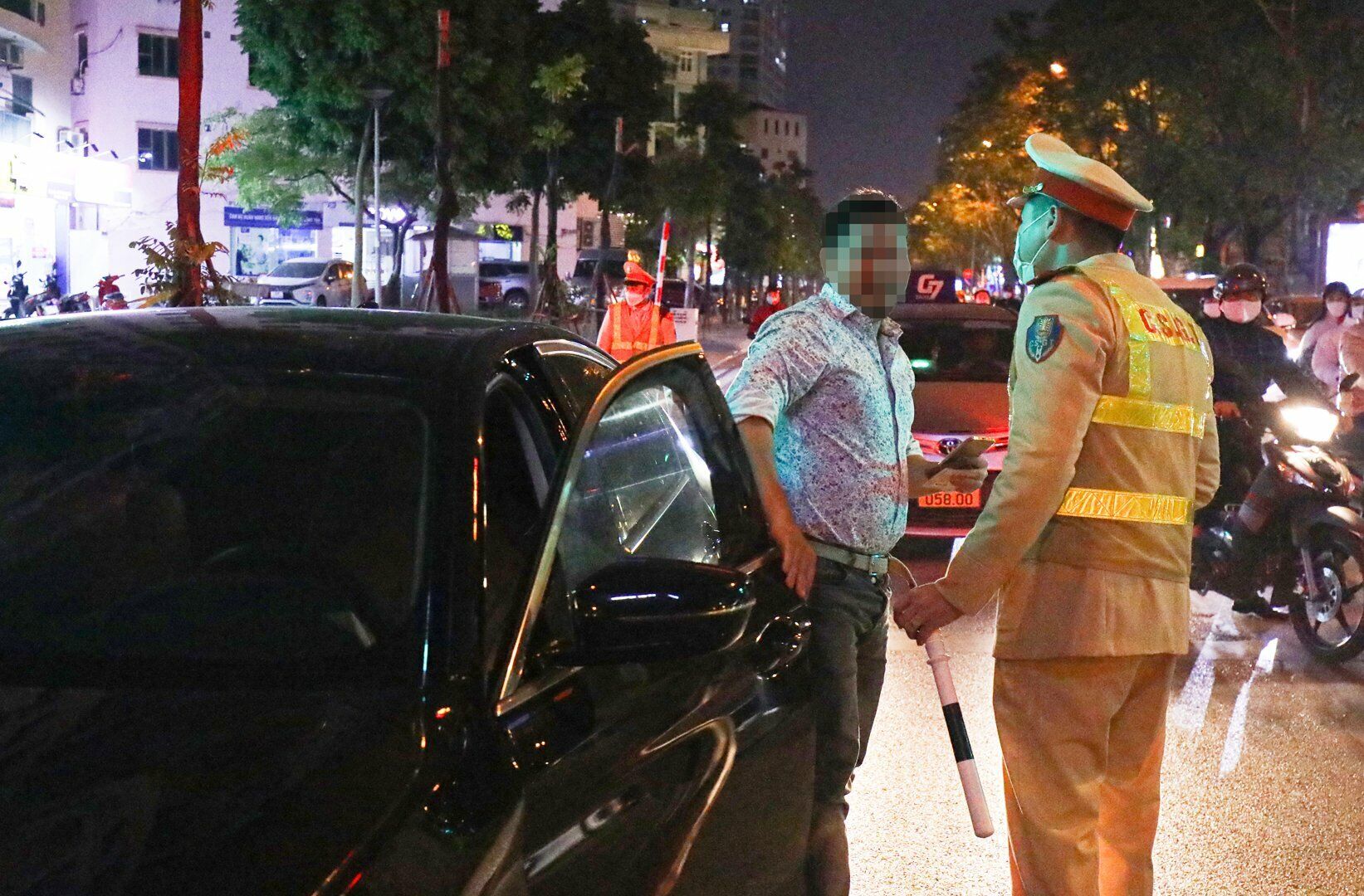 Sau khi được y&ecirc;u cầu xuống xe, nam t&agrave;i xế t&ecirc;n M. điều khiển chiếc xế sang BMW đ&atilde; li&ecirc;n tục th&ocirc;ng b&aacute;o với c&aacute;c c&aacute;n bộ, chiến sỹ CSGT trong Tổ c&ocirc;ng t&aacute;c l&agrave; "quen anh nọ, chị kia".