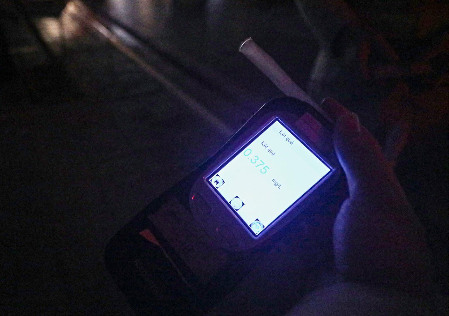 Kết quả đo nồng độ cồn cho thấy, l&aacute;i xe M. vi phạm mức 0,375 miligam/l&iacute;t kh&iacute; thở, gần chạm mức kịch khung theo quy định xử phạt của Nghị định 100/NĐ-CP (l&agrave; 0,4 miligam/l&iacute;t kh&iacute; thở).