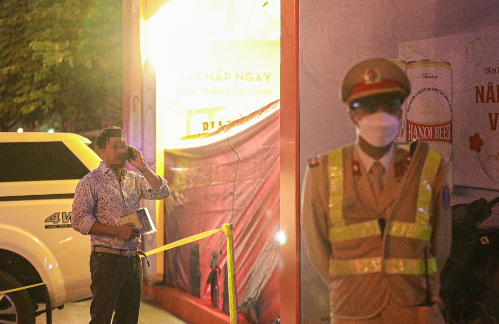 Sau khi c&oacute; kết quả đo nồng độ cồn, t&agrave;i xế n&agrave;y li&ecirc;n tục điện thoại cho "anh nọ, chị kia" để "trợ gi&uacute;p", nhưng lực lượng CSGT đều từ chối nghe điện thoại.