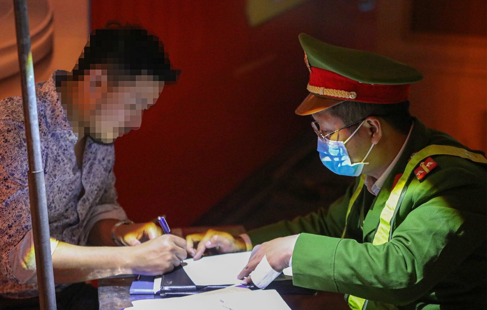 Với lỗi vi phạm n&agrave;y, t&agrave;i xế M. sẽ bị phạt tiền từ 16-18 triệu đồng v&agrave; tước giấy ph&eacute;p l&aacute;i xe từ 16 - 18 th&aacute;ng, giữ xe 7 ng&agrave;y.