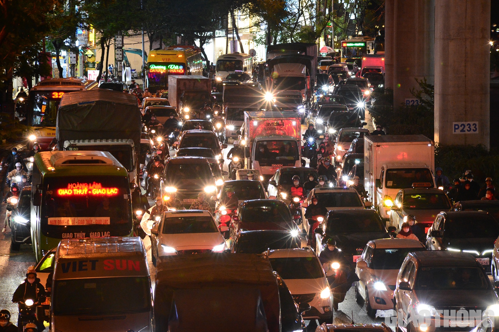 Đến hơn 19h, lưu lượng phương tiện tr&ecirc;n đường Hồ T&ugrave;ng Mậu hướng đi trung t&acirc;m th&agrave;nh phố vẫn chưa giảm.