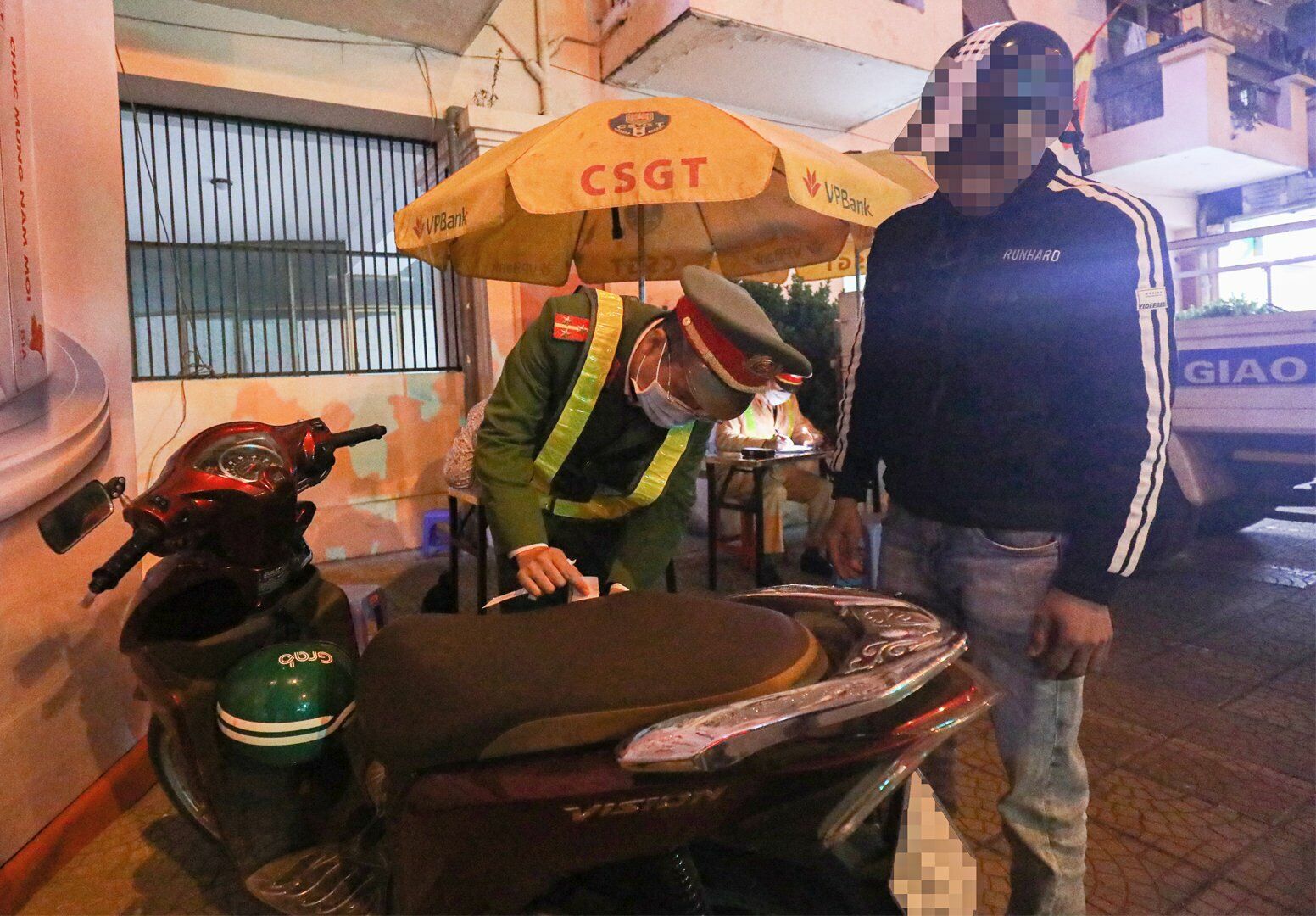 Hay một trường hợp vi phạm kh&aacute;c l&agrave; nam thanh ni&ecirc;n điều khiển xe m&aacute;y biển số đầu 36L1.