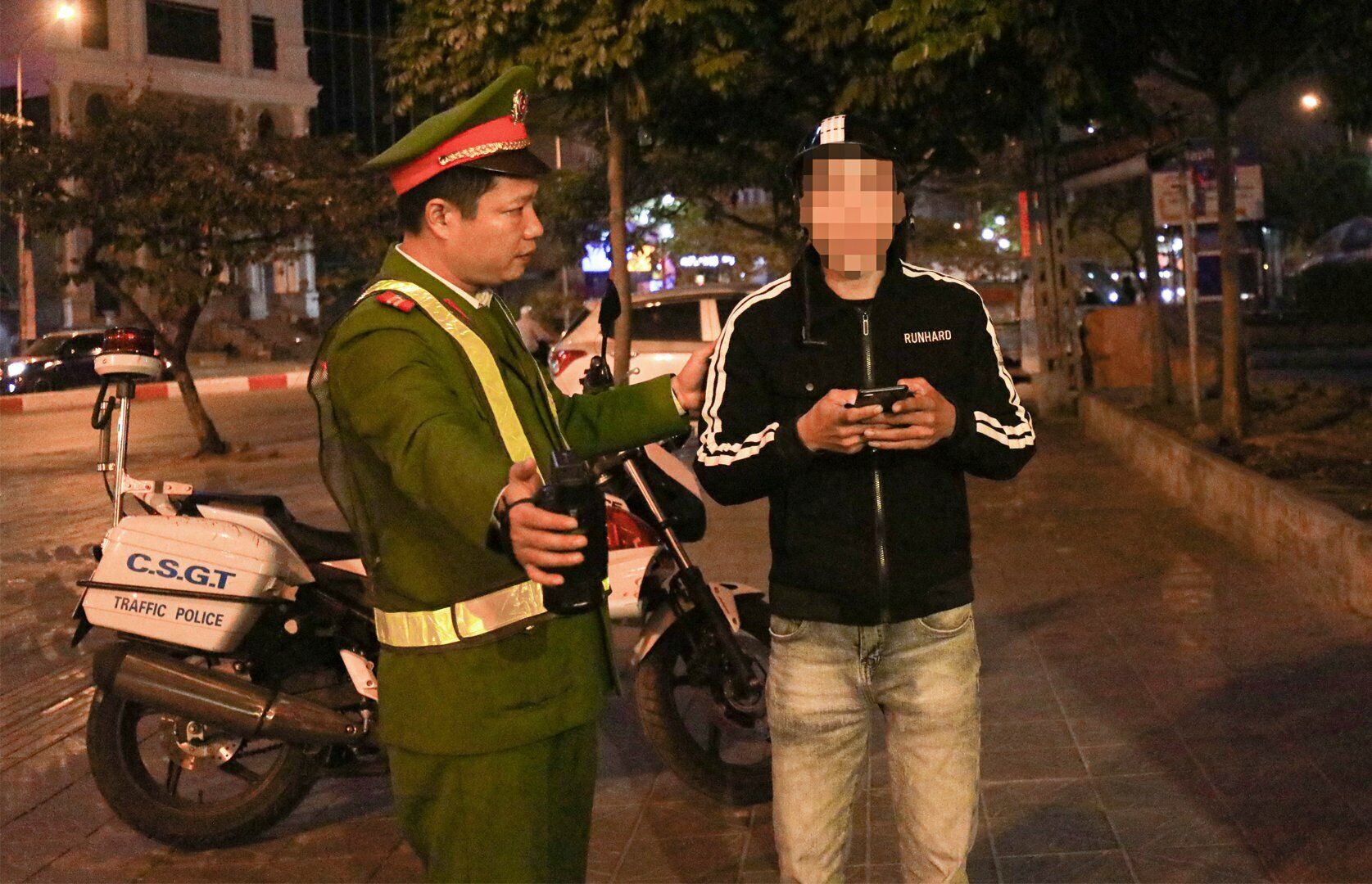 D&ugrave; c&oacute; dấu hiệu vi phạm nồng độ cồn, nhưng khi Tổ c&ocirc;ng t&aacute;c y&ecirc;u cầu thổi v&agrave;o m&aacute;y đo, nam t&agrave;i xế xe m&aacute;y biển số đầu 36L chỉ giả vờ thổi, hoặc l&agrave; thổi rất nhẹ để m&aacute;y kh&ocirc;ng nhận diện được hơi thở.