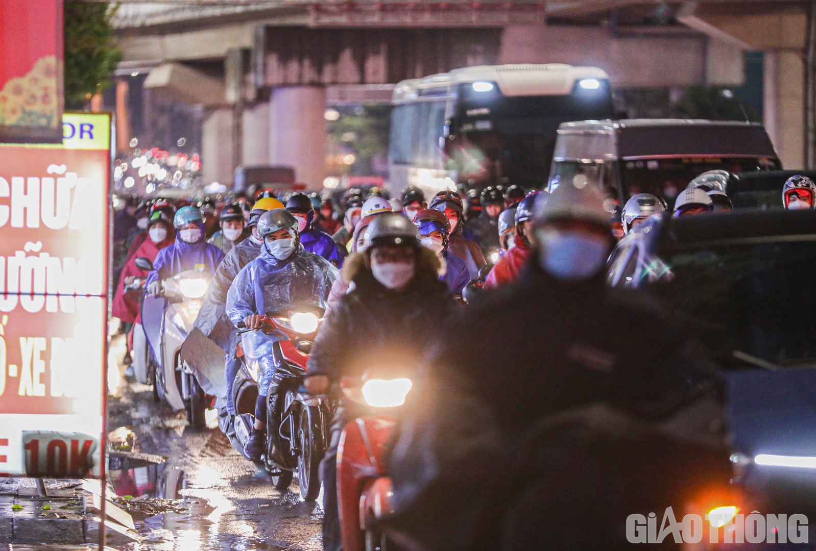 Người tham gia giao th&ocirc;ng nh&iacute;ch từng ch&uacute;t một dưới trời mưa r&eacute;t.