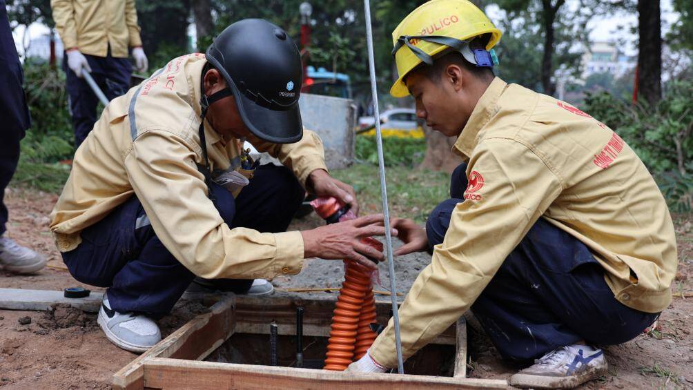 Hệ thống cốt đ&egrave;n chiếu s&aacute;ng đang được nhanh ch&oacute;ng lắp đặt để kịp cho buổi khai trương diễn ra v&agrave;o tối thứ 6 tuần n&agrave;y.