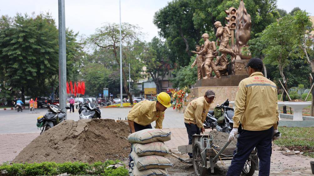 Theo ghi nhận của PV B&aacute;o Giao th&ocirc;ng, hiện nay, c&ocirc;ng nh&acirc;n đang tiến h&agrave;nh sửa chữa v&agrave; l&aacute;t đ&aacute; vỉa h&egrave; trong kh&ocirc;ng gian phố đi bộ Trần Nh&acirc;n T&ocirc;ng.