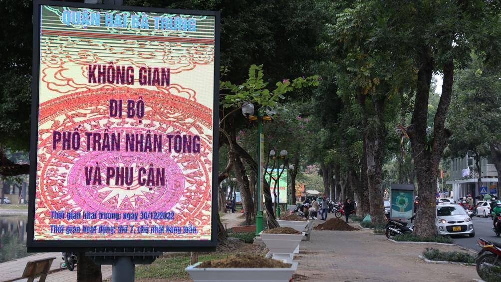 Quận Hai B&agrave; Trưng (TP H&agrave; Nội) đang khẩn trương chỉnh trang đ&ocirc; thị, ho&agrave;n chỉnh c&aacute;c hạng mục, sẵn s&agrave;ng khai mạc kh&ocirc;ng gian đi bộ phố Trần Nh&acirc;n T&ocirc;ng v&agrave;o tối 30/12/2022.