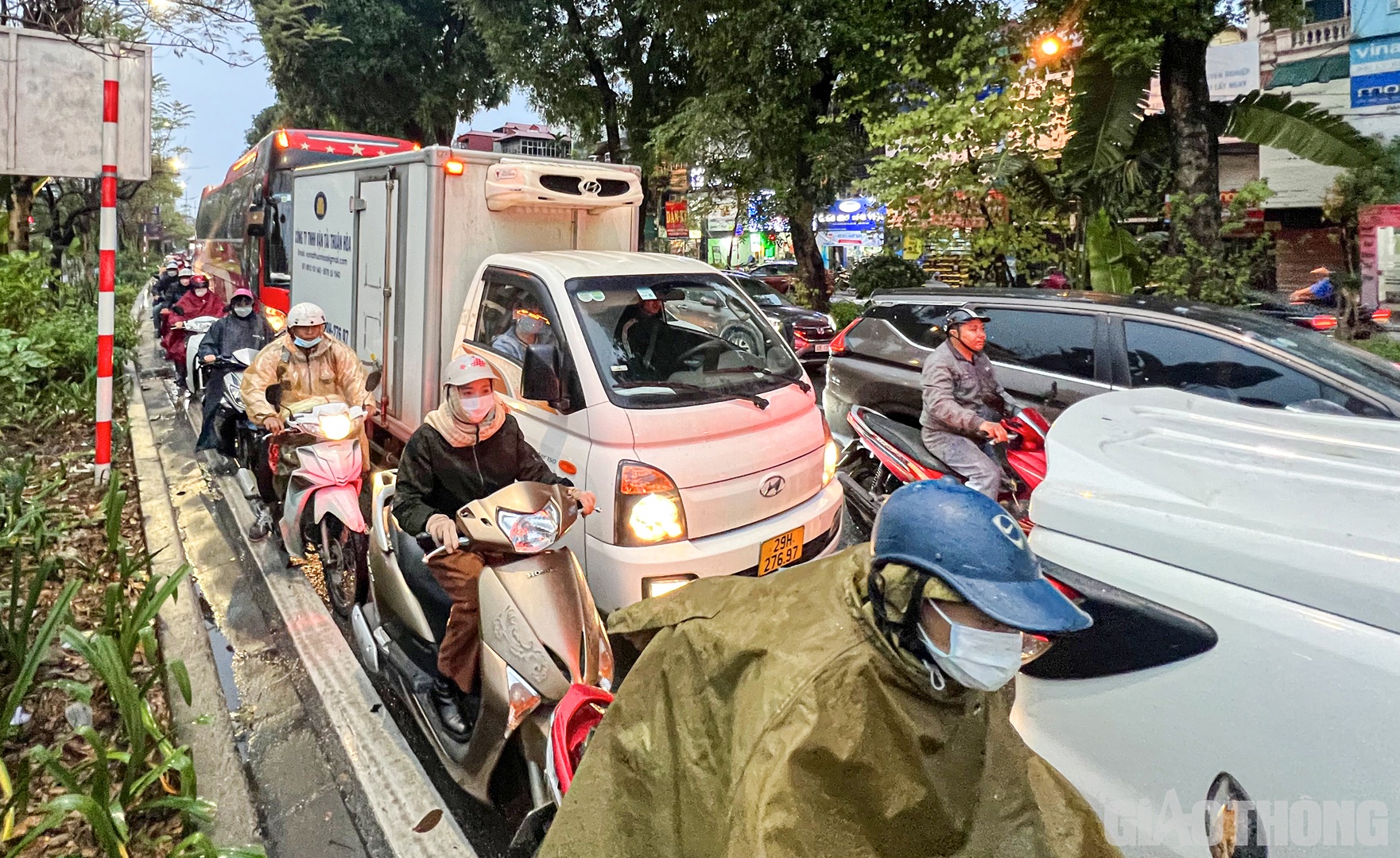 Theo Trung t&acirc;m Dự b&aacute;o Kh&iacute; tượng Thủy văn Quốc gia, kh&ocirc;ng kh&iacute; lạnh tiếp tục ảnh hưởng đến hầu hết c&aacute;c nơi ở Bắc Bộ. Tại H&agrave; Nội, nhiệt độ giảm s&acirc;u chỉ c&ograve;n khoảng 12 độ C k&egrave;m theo mưa khiến việc lưu th&ocirc;ng của người d&acirc;n gặp kh&oacute; khăn.