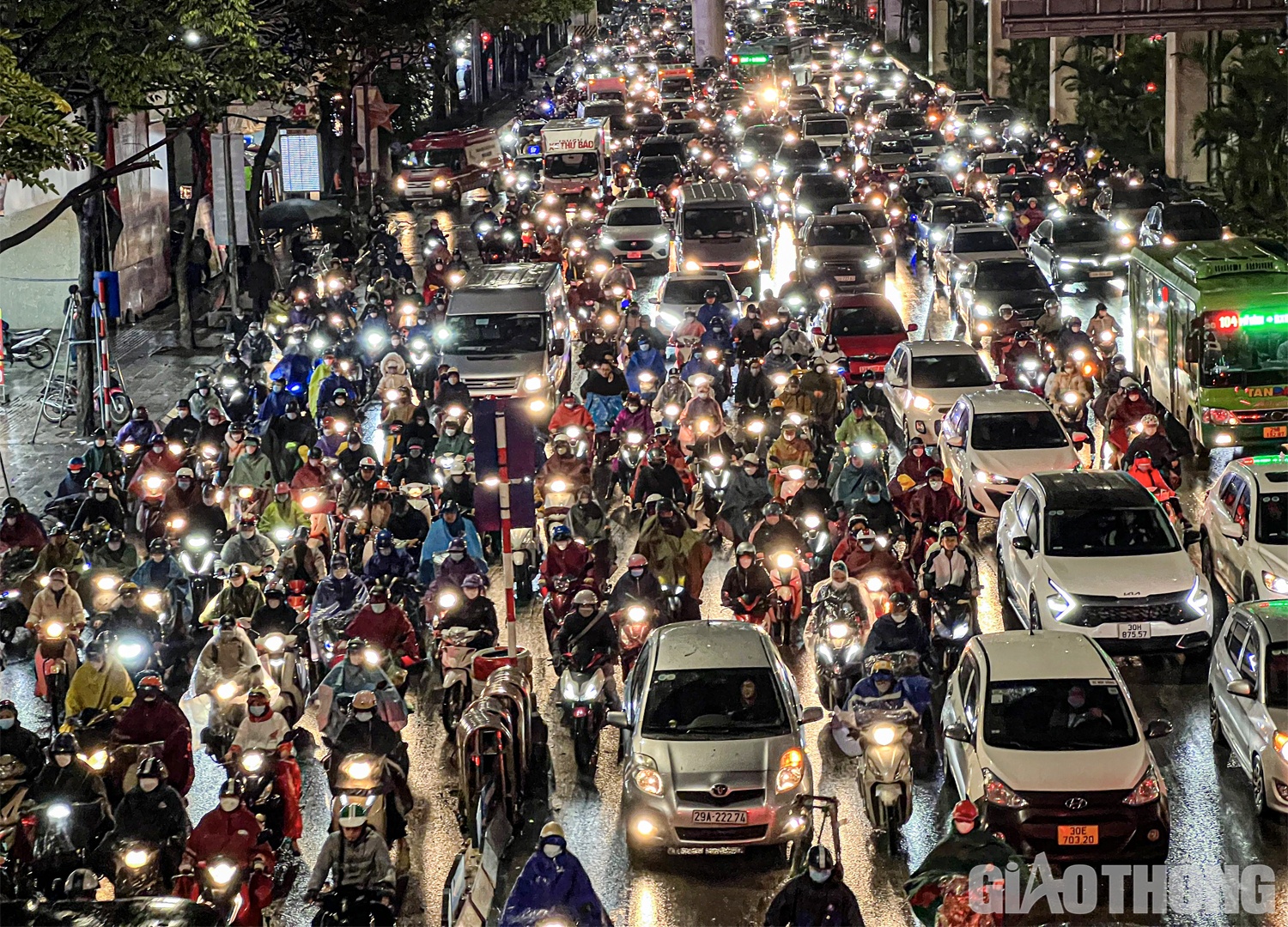 Tương tự, tr&ecirc;n đường Nguyễn Tr&atilde;i hướng đi hầm chui Thanh Xu&acirc;n ken cứng người v&agrave; xe trong giờ cao điểm.