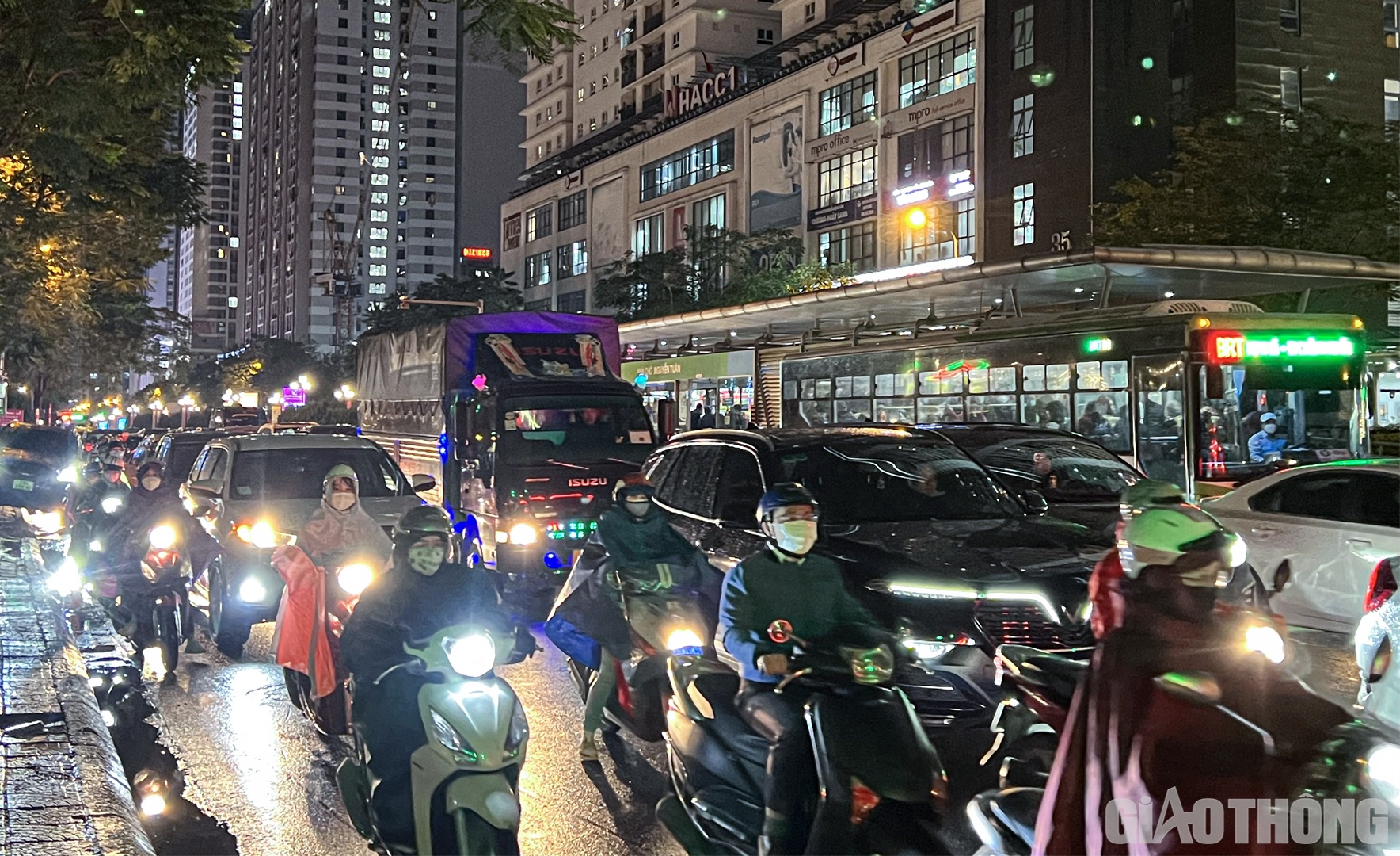 Đường L&ecirc; Văn Lương hướng đi Tố Hữu l&uacute;c 18h30 cũng chật như n&ecirc;m.