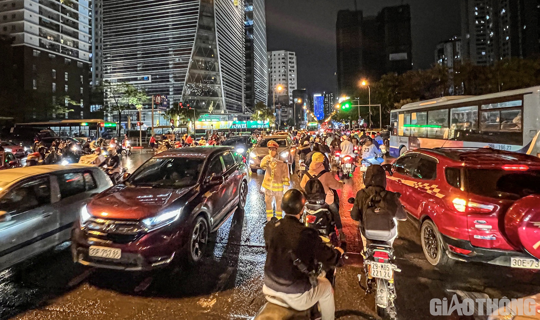 Lực lượng chức năng căng m&igrave;nh điều tiết giao th&ocirc;ng tại n&uacute;t giao L&ecirc; Văn Lương - Ho&agrave;ng Minh Gi&aacute;m - Nguyễn Tu&acirc;n.