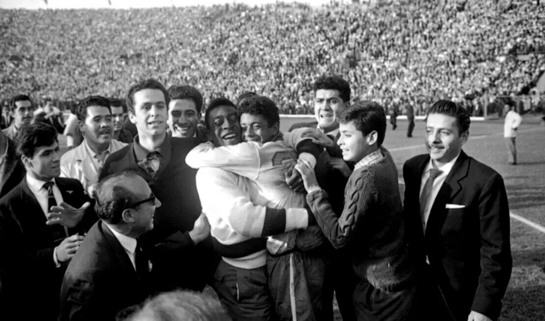 pKhi Pele vắng mặt, Brazil, dưới sự dẫn dắt của Garrincha đã giành chức vô địch World Cup lần thứ hai liên tiếp. Hình ảnh Pele ôm Amarildo sau chiến thắng 3-1 của Brazil trong trận chung kết với Tiệp Khắc. Ảnh: PA Images