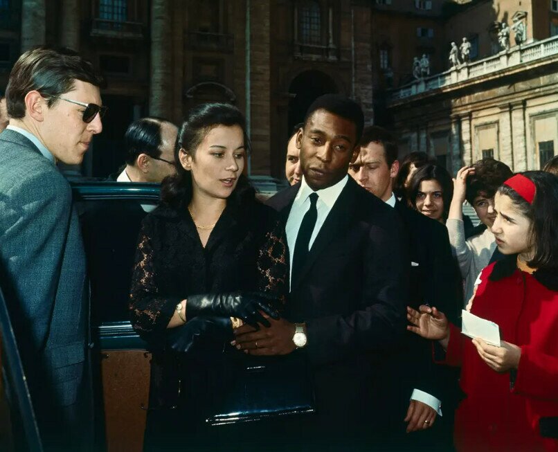 Năm tháng trước World Cup 1966 ở Anh, Pele kết hôn với Rosemeri dos Reis Cholbi ở Santos, Brazil. Sau đó, họ đến thăm quảng trường St Peter ở Rome trong tuần trăng mật. Họ đã có buổi tiếp kiến riêng với Giáo hoàng Paul VI. Ảnh: Corbis