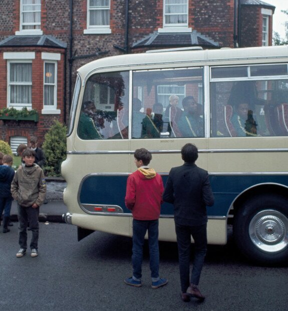 Hình ảnh xe buýt chở đội tuyển Brazil, trong đó có Pele (thứ ba từ trái sang), rời khỏi sân tập Bromwich Street của Bolton Wanderers vào ngày 8/7/1966. Đây là sân tập của tuyển Brazil tại World Cup 1966. Ảnh: Getty Images