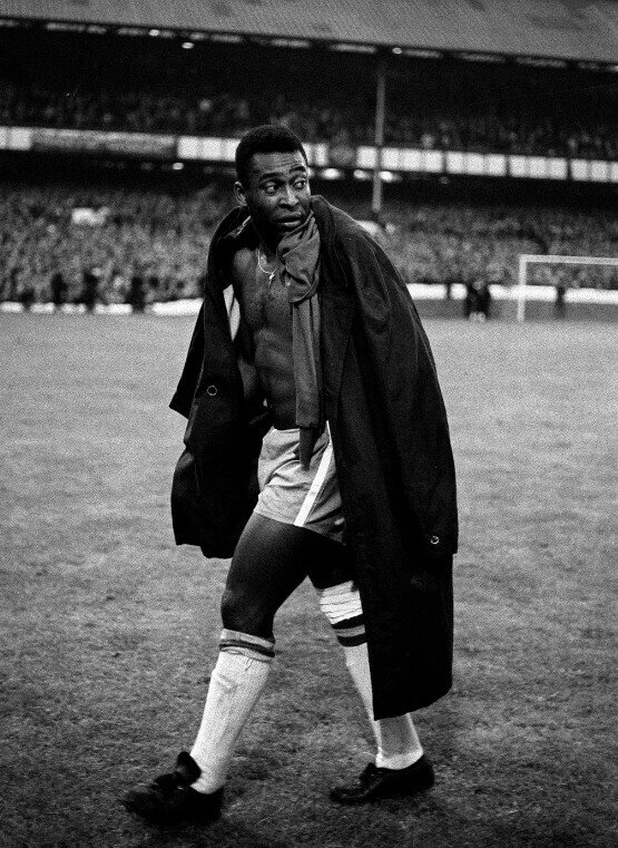 Pele chấn thương khi Brazil thua Bồ Đào Nha 3-1 ở World Cup. Trước đó, các hậu vệ Bulgaria và Bồ Đào Nha liên tục chặt chém Pele, tức giận vì không được bảo vệ, ông tuyến bố sẽ không tham dự World Cup. Nhưng 4 năm sau ông đã thay đổi quyết định. Ảnh PA