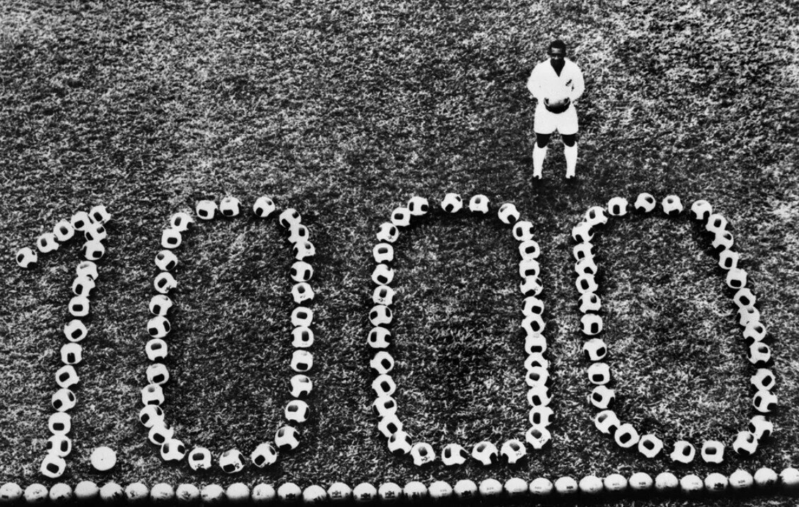 Đến năm 1969, Pele đã ghi được 1.000 bàn thắng cho bóng đá trong nước và quốc tế. Nhiều bàn thắng của anh ấy được ghi trong các trận giao hữu. Số bàn thắng chính xác ông ghi được vào thời điểm giải nghệ năm 1977 vẫn còn gây tranh cãi - hầu hết đều đồng ý về con số 1.279 bàn thắng trong sự nghiệp sau 1.363 trận, với 757 bàn trong số đó đến từ các trận đấu chính thức. Ảnh: Getty Images