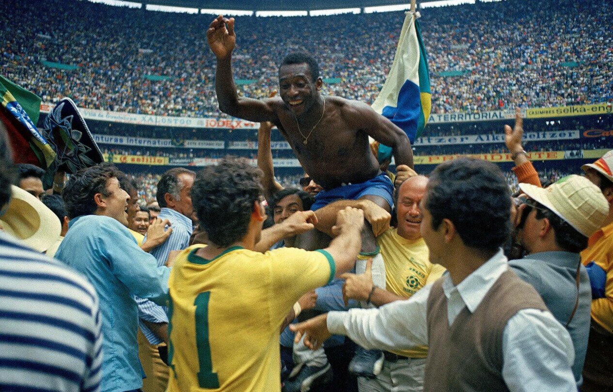 Pele được khênh ra khỏi sân tại sân Azteca sau chiến thắng tại World Cup 1970. Sau trận chung kết World Cup 1970, anh ấy có lẽ là người đàn ông nổi tiếng nhất trong thế giới thể thao thời điểm đó. Ảnh: Getty Images
