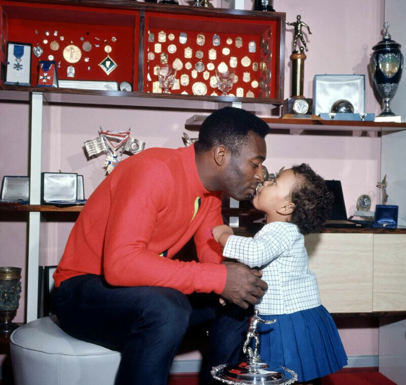 Pele chơi thêm 5 trận nữa cho Brazil nhưng từ chối thi đấu World Cup 1974. HLV Mario Zagallo muốn Pele thay đổi quyết định nhưng cuộc sống cá nhân với nguy cơ phá sản đã khiến ông không trở lại. Trong ảnh, Pele nhận nụ hôn từ con gái Kelly Christina. Ảnh: Getty Images