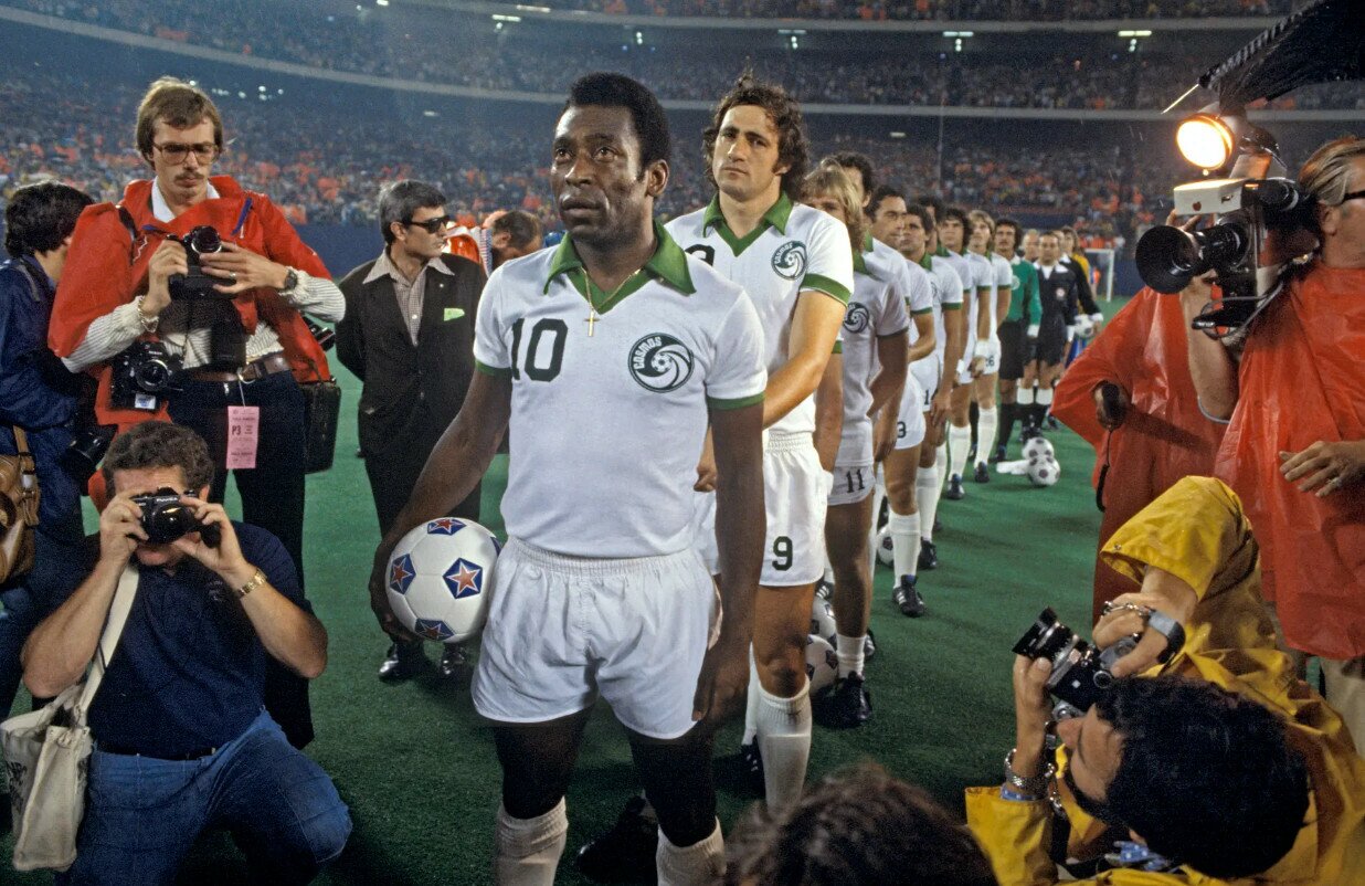 Trong 3 mùa giải, Pele đã ghi 65 bàn sau 111 trận cho New York Cosmos và đưa họ đến chức vô địch Mỹ năm 1977. Đội bóng này trở thành một hiện tượng thương mại lớn, thường xuyên bán hết vé ở sân vận động có 60 nghìn chỗ ngồi. Ảnh: Corbis