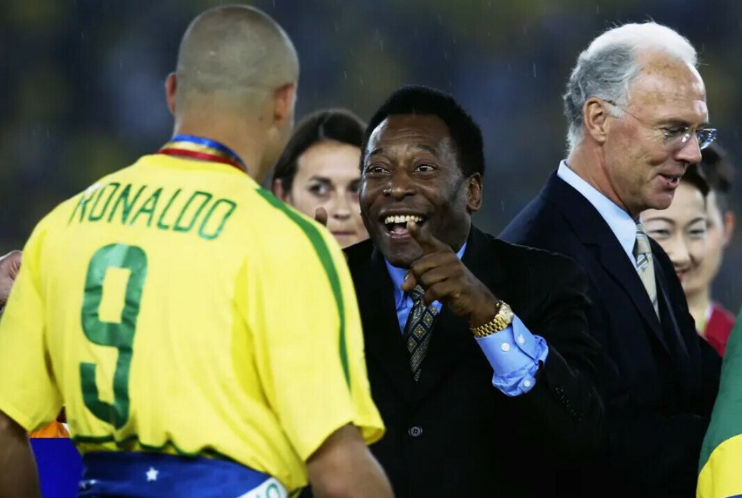 Pele vui mừng khi chứng kiến Brazil nâng cao chiếc cúp vô địch thế giới một lần nữa vào năm 2002, với mũi nhọn là Ronaldo. Ảnh: Getty Images