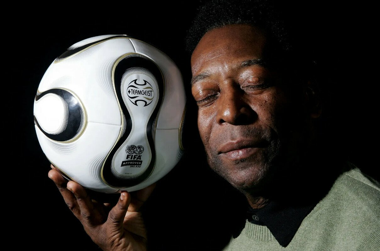 Trong những năm cuối đời, Pele thường xuyên đến bệnh viện. Ông phẫu thuật tuyến tiền liệt vào năm 2019. Một khối u được cắt bỏ khỏi ruột kết vào năm 2021 nhưng không thể giải quyết tận gốc căn bệnh ung thu, nguyên nhân chính khiến ông ra đi. Ảnh: The Guardian