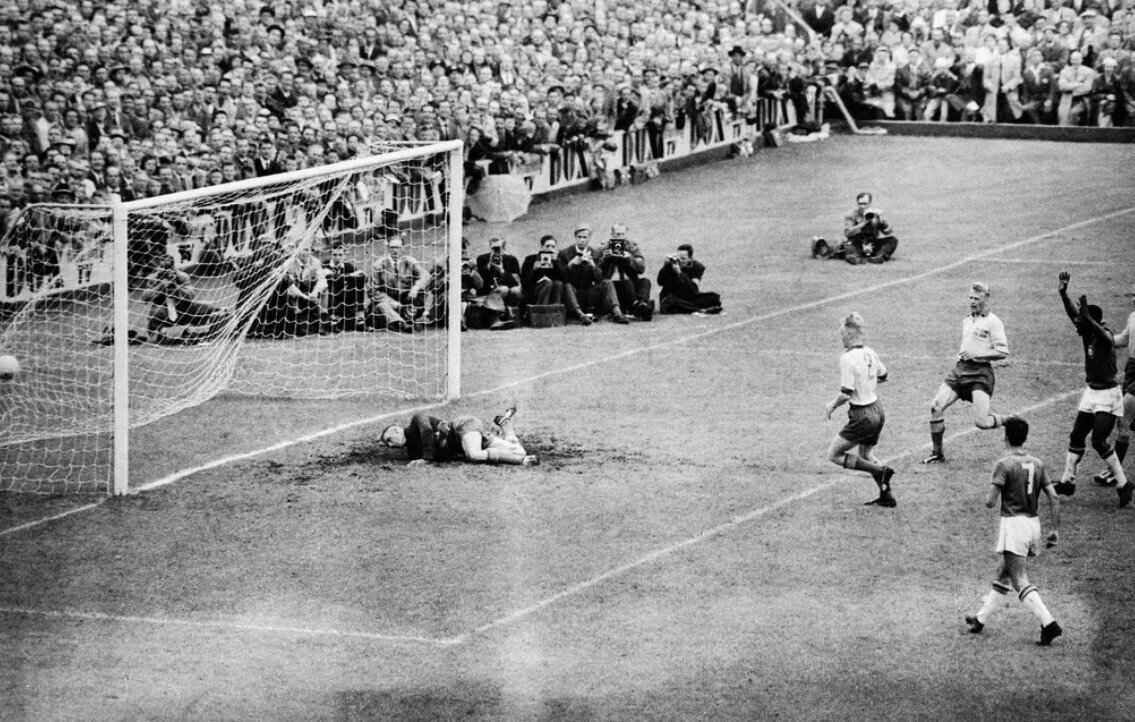 Pele vẫy tay mừng chiến thắng sau khi ghi bàn thắng thứ năm cho Brazil trong trận chung kết World Cup với Thụy Điển năm 1958. Ảnh: Bettmann/Corbis