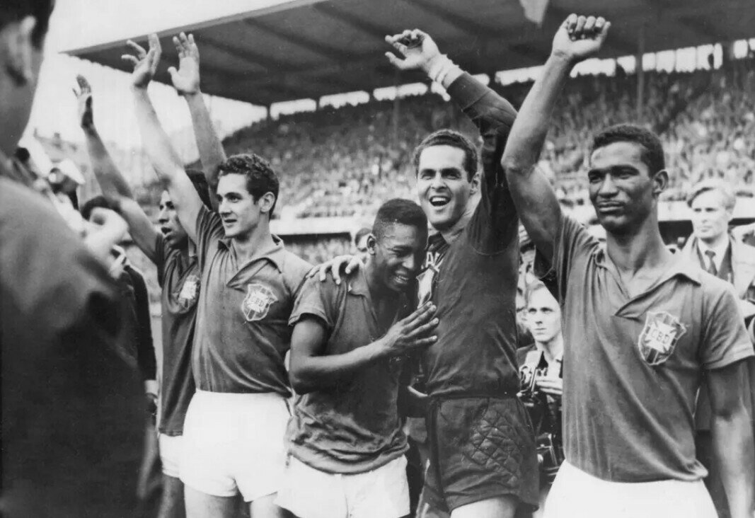Pele khóc trên vai thủ môn Gylmar dos Santos Neves sau chiến thắng 5-2 của Brazil ở World Cup 1958. Ảnh: AP
