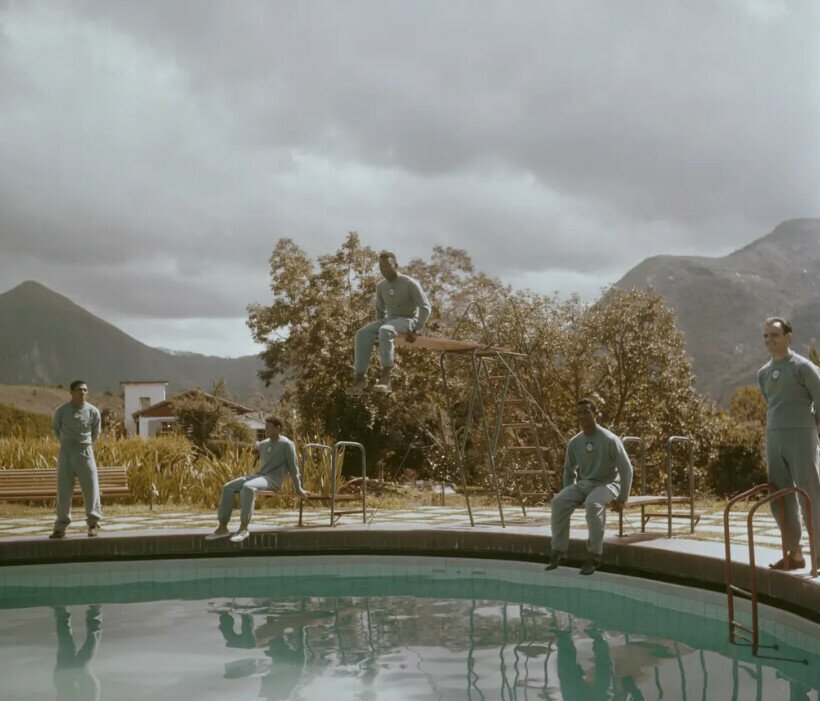 Santos tổ chức nhiều trận giao hữu ở khắp nơi để tận dụng sức hút của Pele. Vào thời điểm Pele tham dự World Cup lần thứ hai, ở Chile năm 1962, ông đã chơi 426 trận và ghi 488 bàn thắng cho câu lạc bộ và quốc gia. Ông dính chấn thương háng ở trận đấu thứ 2 vòng bảng, khiến ông không thể tham gia phần còn lại của giải đấu. Ảnh: Getty Images