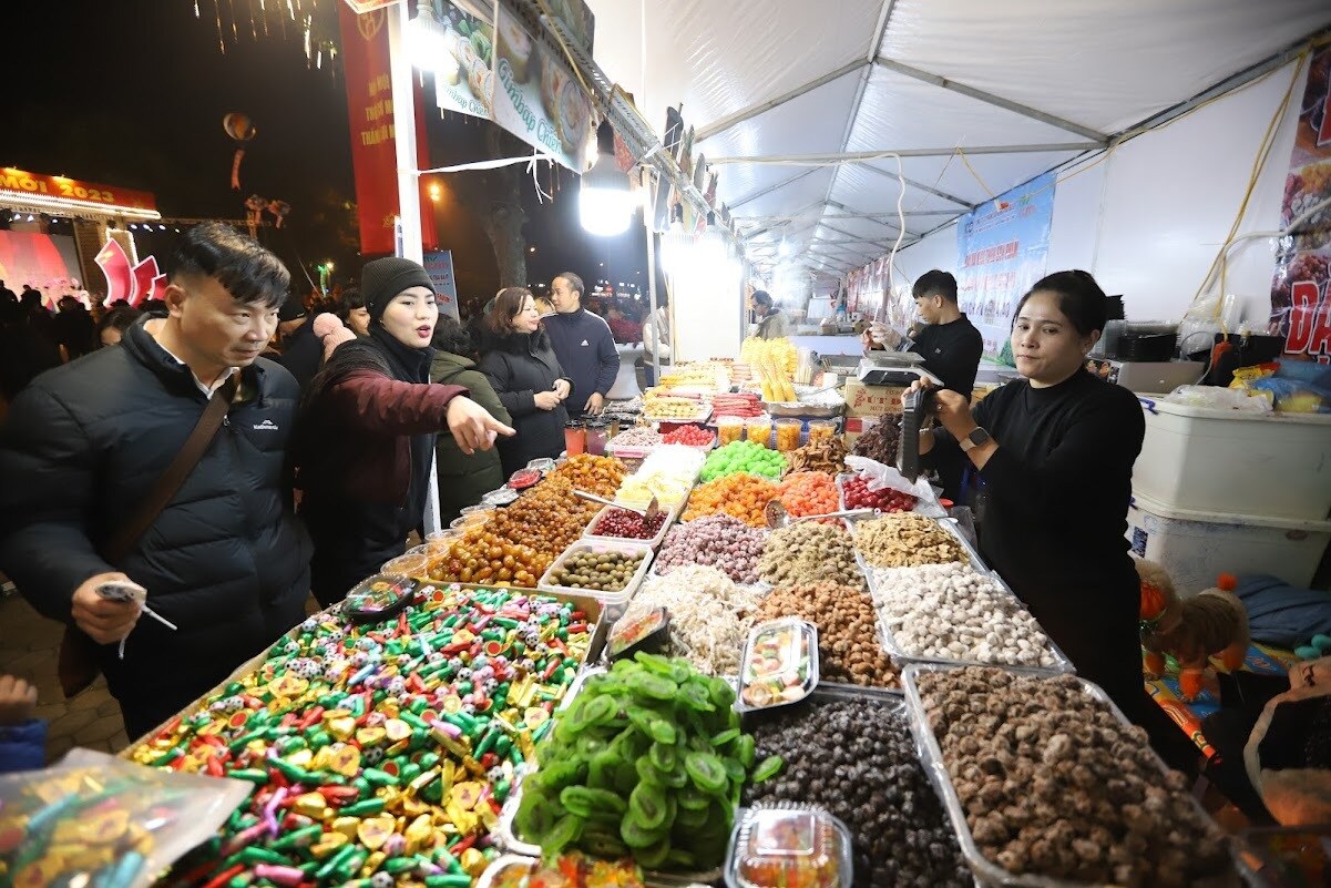 Ngoài các hoạt động nghệ thuật, tuyến phố đi bộ Trần Nhân Tông còn cho dựng các quầy bán đồ ăn, quần áo... để thu hút khách hàng.